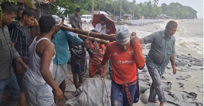 চাঁদপুর শহর রক্ষা বাঁধের ৮ স্থানে ১৬৫ মিটার ব্লক ধস, ঘূর্ণিঝড়ে ক্ষত স্পষ্ট হচ্ছে, বিদ্যুৎহীন