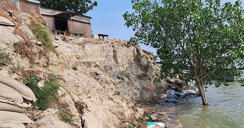 বর্ষা মৌসুমের আগেই দৌলতদিয়ায় ফেরিঘাটে ভাঙন