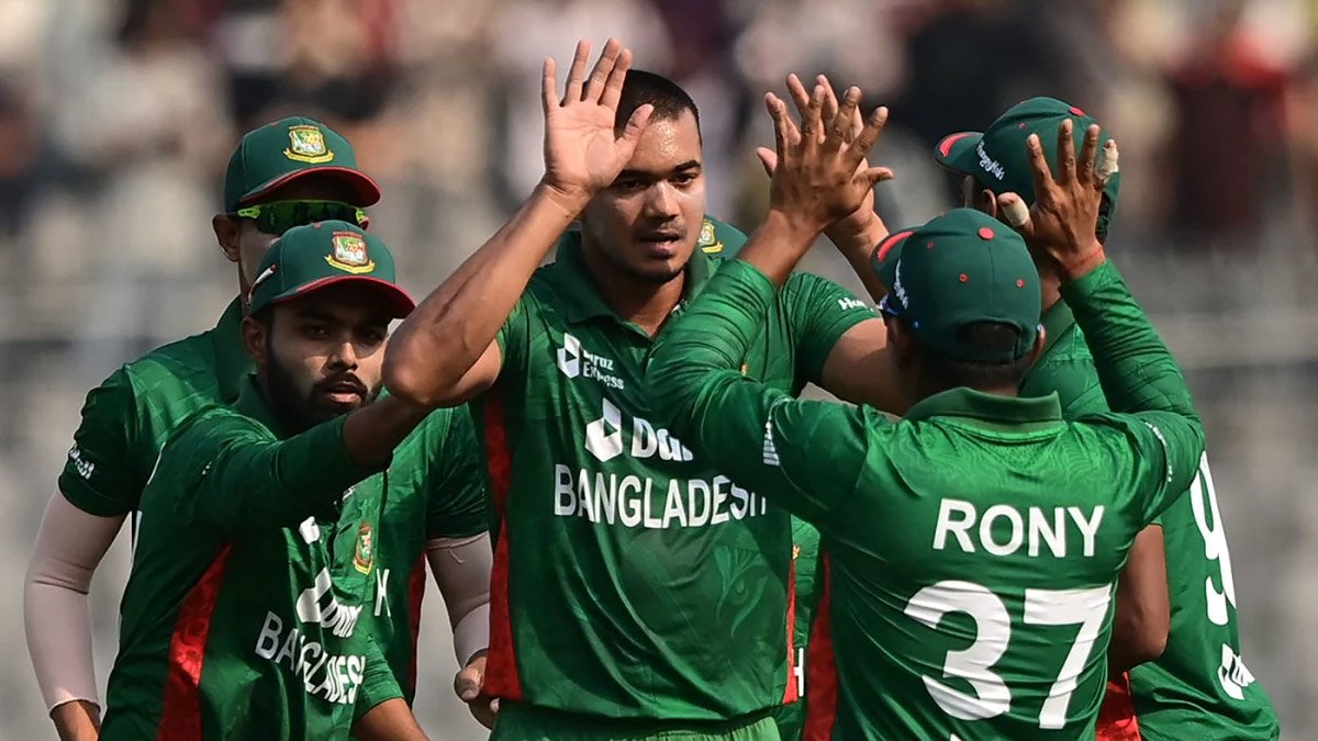 †nvqvBUIqv‡ki jÿ¨ Kvj gv‡V bvg‡e evsjv‡`k BD PRE-OOV-Razib জিম্বাবুয়েকে হোয়াইটওয়াশ করার লক্ষ্যে আগামীকাল পঞ্চম টি-টোয়েন্টিতে মাঠে নামবে বাংলাদেশ। মিরপুরে শের ই বাংলা ক্রিকেট স্টেডিয়ামে ম্যাচটি শুরু হবে সকাল ১০টায়। OOV পাঁচ ম্যাচ টি-টোয়েন্টি সিরিজে এর আগে টানা চার ম্যাচ জিতে সিরিজ জয় আগেই নিশ্চিত। প্রথম ম্যাচে ৮ উইকেটের দাপুটে জয়ের পর দ্বিতীয় লাল সবুজরা জিতে ৬ উইকেটের বড় ব্যবধানে। তৃতীয় ম্যাচে ৯ রানে জিতে নিশ্চিত করে সিরিজ জয়। চতুর্থ ম্যাচে টাইগাররা জয় পায় ৫ রানে। তবে জিম্বাবুয়ের বিপক্ষে ভালো ব্যাটিং উপহায় দিতে পারে স্বাগতিকরা।