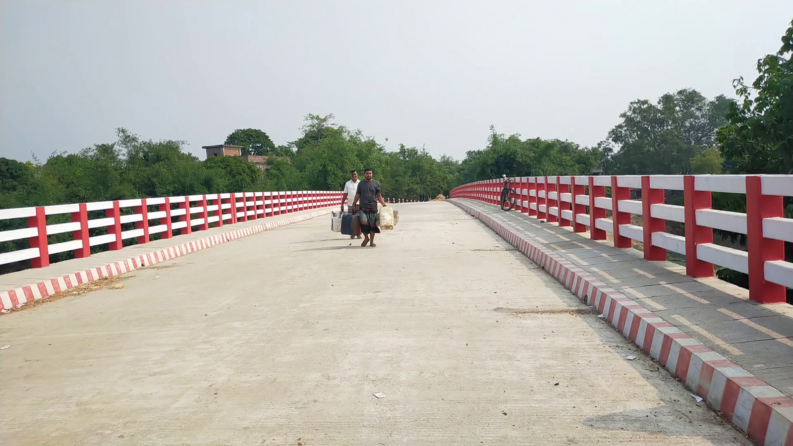 ভূমি অধিগ্রহণ হয়নি, পড়ে আছে ৭ কোটি টাকার সেতু