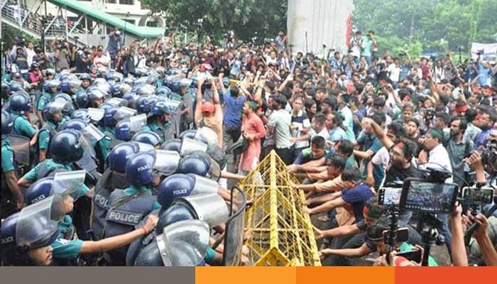 পুলিশের ব্যারিকেড ভেঙে শাহবাগে আন্দোলনকারী শিক্ষার্থীরা