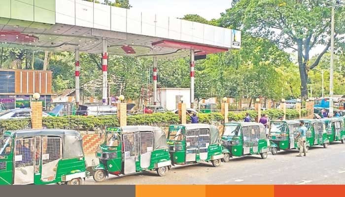 গ্যাস সংকট: পাম্পে দীর্ঘ অপেক্ষা, চুলার আগুনও নিভু নিভু