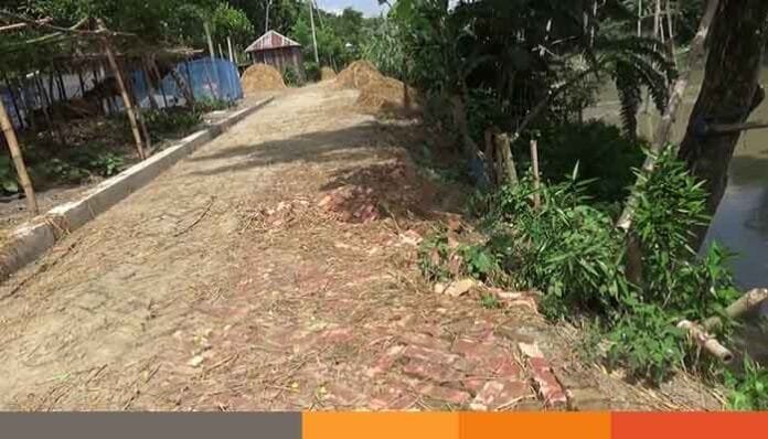 manikganj কাজ শেষ হওয়ার আগেই রাস্তায় ধস, দুর্নীতির অভিযোগ