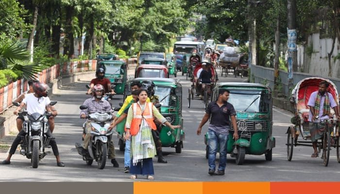 প্রশাসনিক কাজ শুরু না হওয়া পর্যন্ত ট্রাফিক দেখবেন শিক্ষার্থীরা