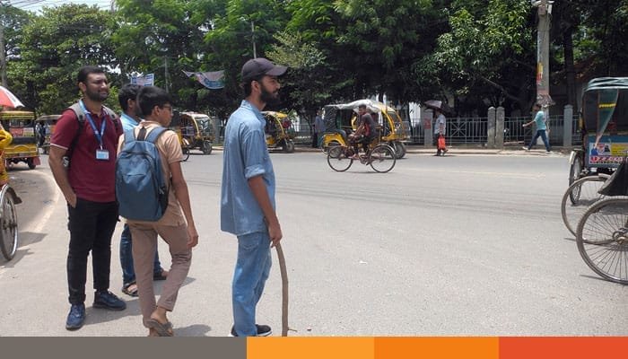 ট্রাফিক নিয়ন্ত্রণ সারা দেশে ট্রাফিক নিয়ন্ত্রণের কাজ করছে শিক্ষার্থীরা