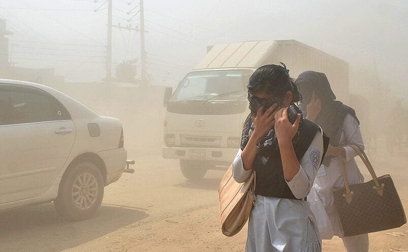বায়ুদূষণের তালিকায় শীর্ষে ঢাকা