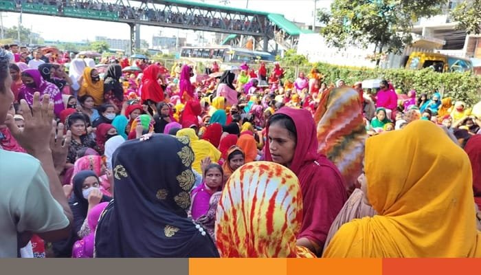 গাজীপুরে মহাসড়ক অবরোধ করে শ্রমিকদের বিক্ষোভ গাজীপুরে মহাসড়ক অবরোধ করে শ্রমিকদের বিক্ষোভ