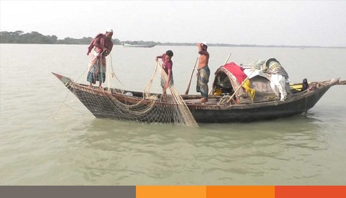 ভরা মৌসুমেও নদীতে মিলছে না ইলিশ, হতাশ জেলেরা