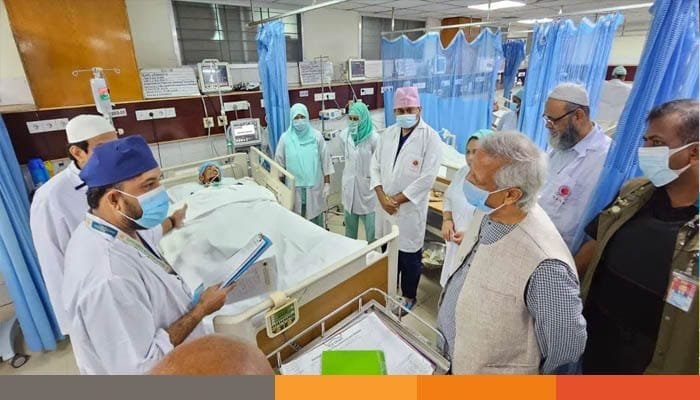 আহতদের দেখতে নিউরোসায়েন্স হাসপাতালে প্রধান উপদেষ্টা