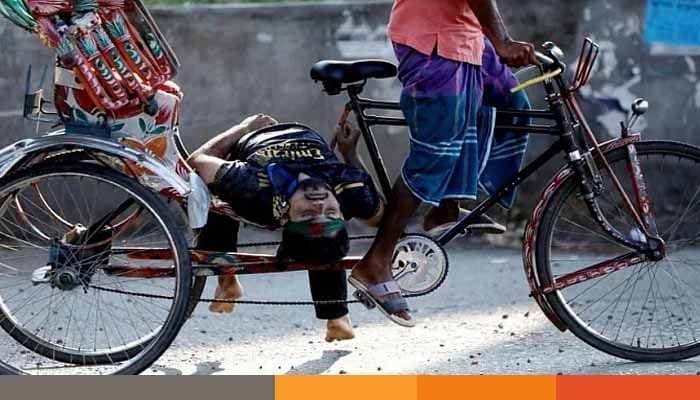 রিকশার পাদানিতে নিহত নাফিজের ছবি হয়ে ওঠে প্রতিবাদের ভাষা