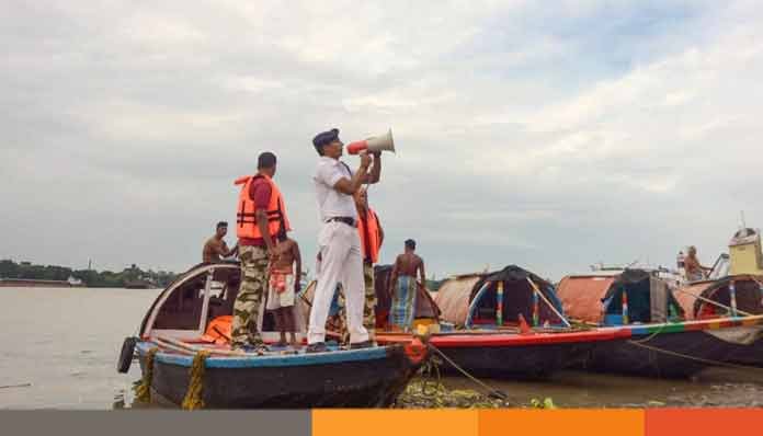 প্রবল ঘূর্ণিঝড় দানা ভারতের ওড়িশা ও পশ্চিমবঙ্গ উপকূলের দিকে এগিয়ে যাওয়ায় কলকাতার গঙ্গায় মাইক দিয়ে চলছে সতর্কবার্তার প্রচার।