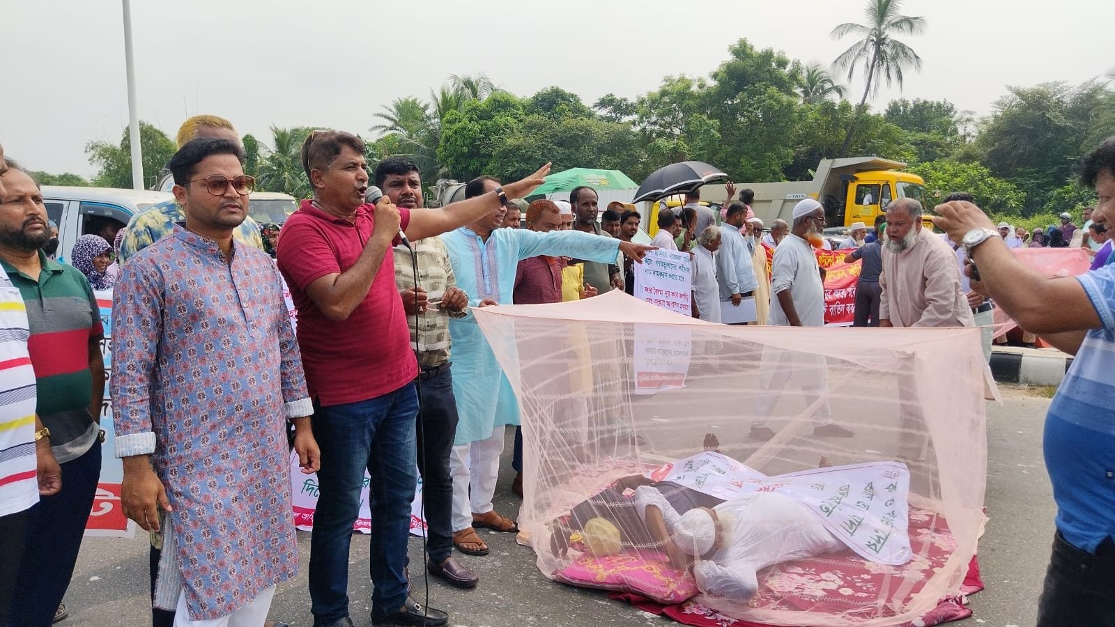 পূর্বাচলের আদিবাসিদের প্লটের দাবীতে সড়ক অবরোধ