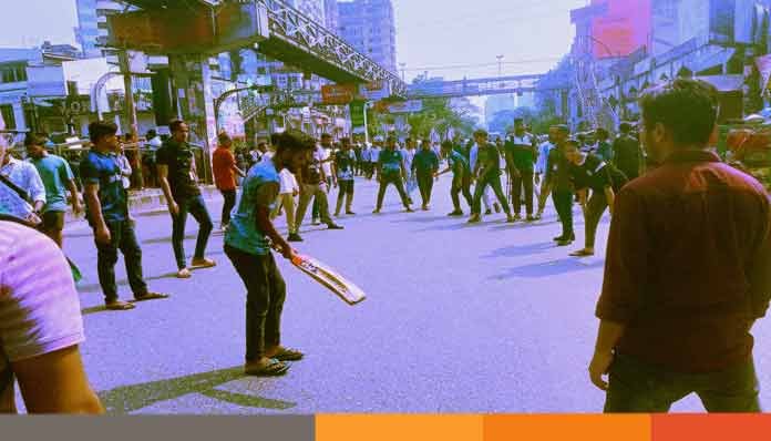 সাত কলেজ শিক্ষার্থীদের সায়েন্সল্যাব মোড় অবরোধ