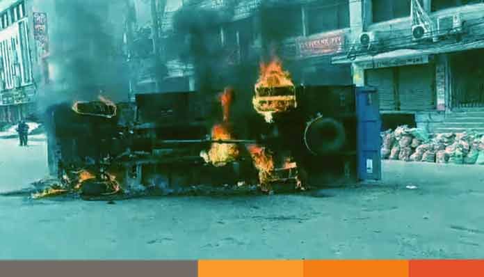 কচুক্ষেতে পোশাক শ্রমিকদের বিক্ষোভ, সেনা–পুলিশের গাড়িতে আগুন