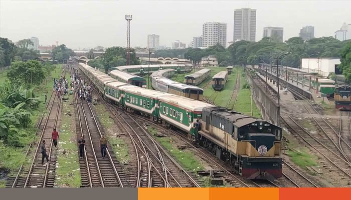 ঢাকা থেকে ট্রেন ছাড়তে বিলম্ব, ভোগান্তিতে যাত্রীরা