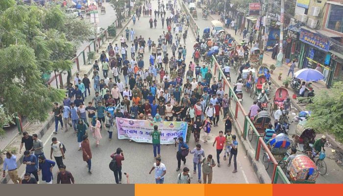 আজও সায়েন্সল্যাবে অবরোধ শিক্ষার্থীদের, ভোগান্তি চরমে আজও সায়েন্সল্যাবে অবরোধ শিক্ষার্থীদের, ভোগান্তি চরমে