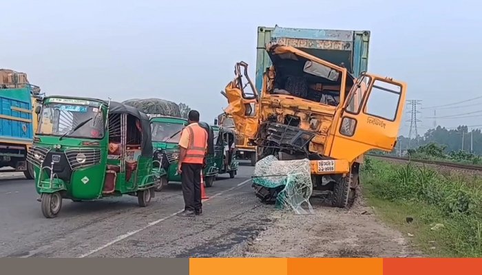 টাঙ্গাইলে ট্রাক-কাভার্ডভ্যানের মুখোমুখি সংঘর্ষে নিহত ২