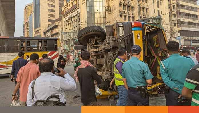 Accident পল্টনে বাস-ট্রাকের মুখোমুখি সংঘর্ষে নিহত এক