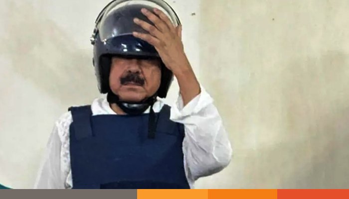 এজলাসে হাতকড়া না পরানোর অনুরোধ