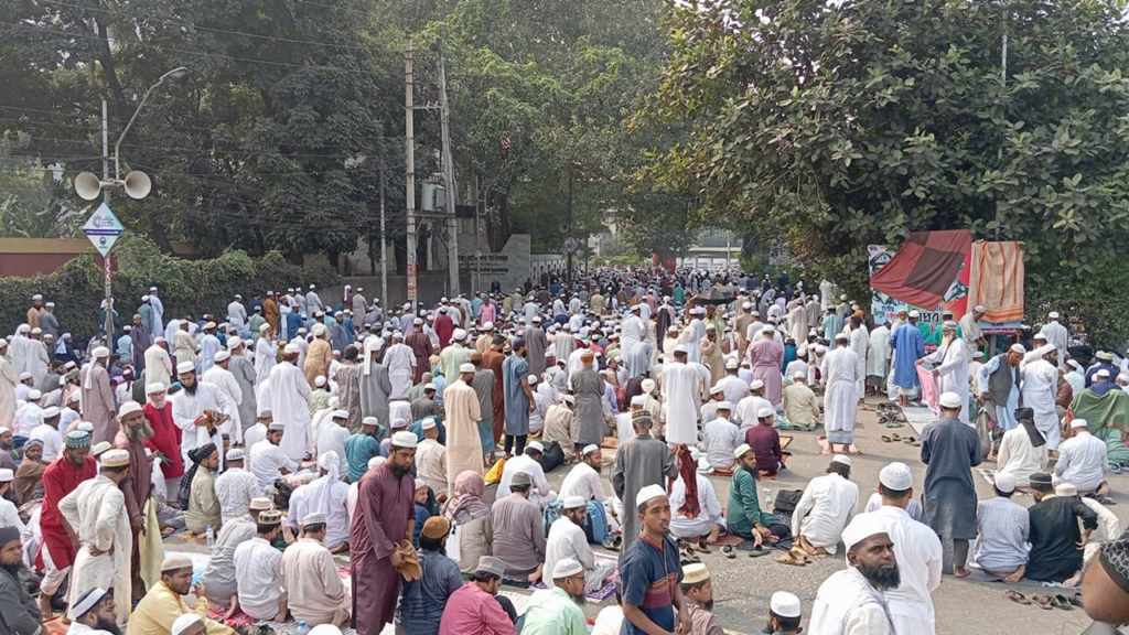 বড় জমায়েত নিয়ে কাকরাইলে জুমা আদায়