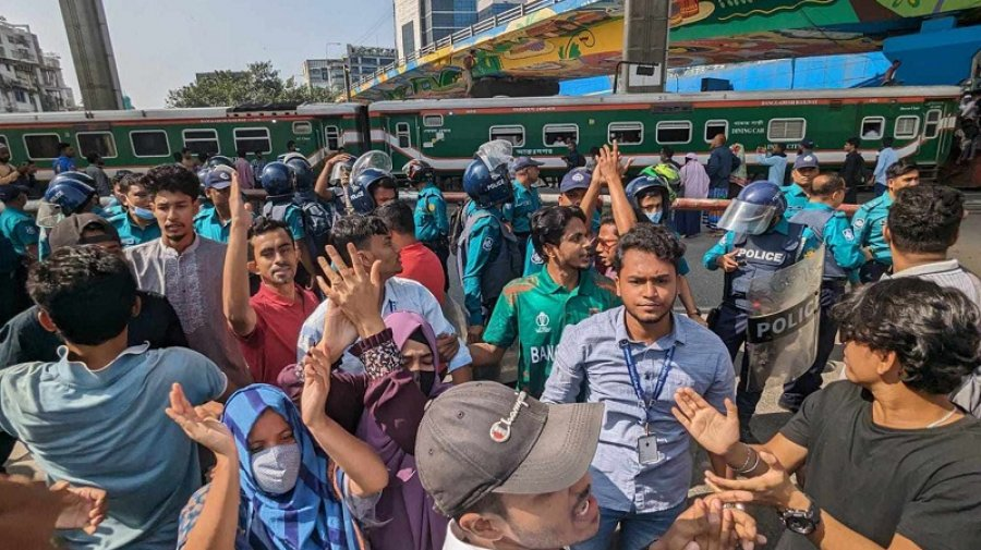 মহাখালীতে সড়ক ও রেলপথ অবরোধ করে বিক্ষোভ তিতুমীরের শিক্ষার্থীদের
