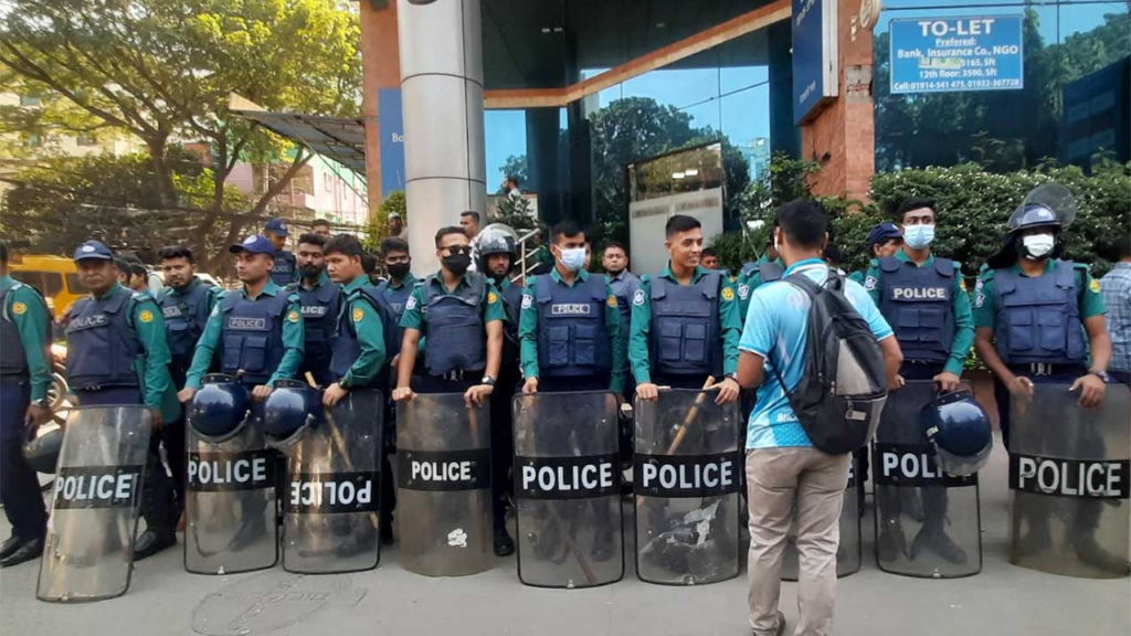 তিতুমীর কলেজের ভেতরে শিক্ষার্থীদের অবস্থান, বাইরে পুলিশ
