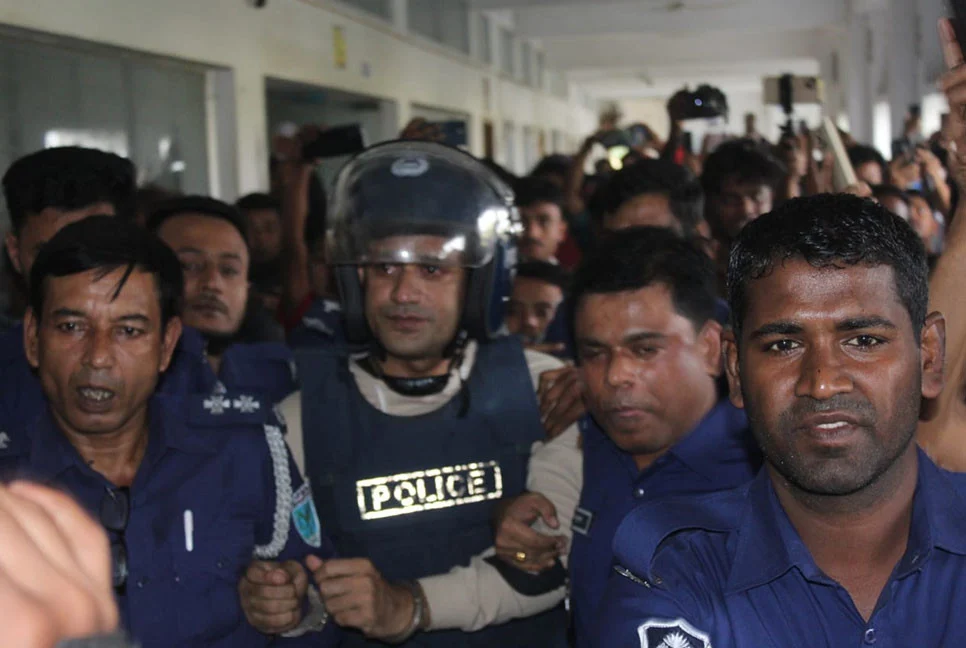 ব্যারিস্টার সুমনকে লক্ষ্য করে ডিম নিক্ষেপ, ২ দিনের রিমান্ড মঞ্জুর