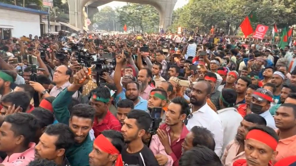 জাতীয় প্রেসক্লাবের সামনের সড়ক অবরোধ করে বিক্ষোভ করছেন ব্যাটারিচালিত রিকশাচালকরা