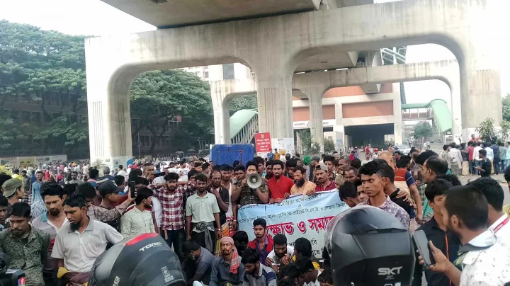 আগারগাঁওয়ে ব্যাটারি চালিত রিকশাচালকদের সড়ক অবরোধ
