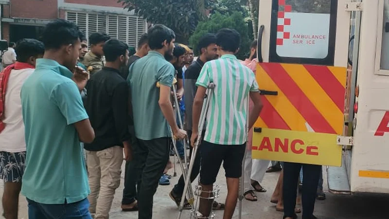 উপদেষ্টাদের সঙ্গে আলোচনা করতে সচিবালয়ে আহত শিক্ষার্থীরা
