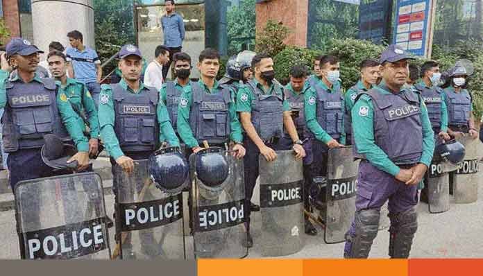 তিতুমীর কলেজের ভেতরে শিক্ষার্থীদের অবস্থান, বাইরে পুলিশ