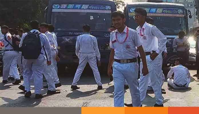 protest সড়ক অবরোধ করে শিক্ষার্থীদের বিক্ষোভ
