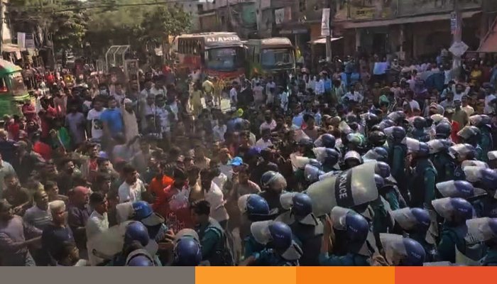 অটোরিকশা চালকদের সড়ক অবরোধ, সংঘর্ষে দুই পুলিশ আহত