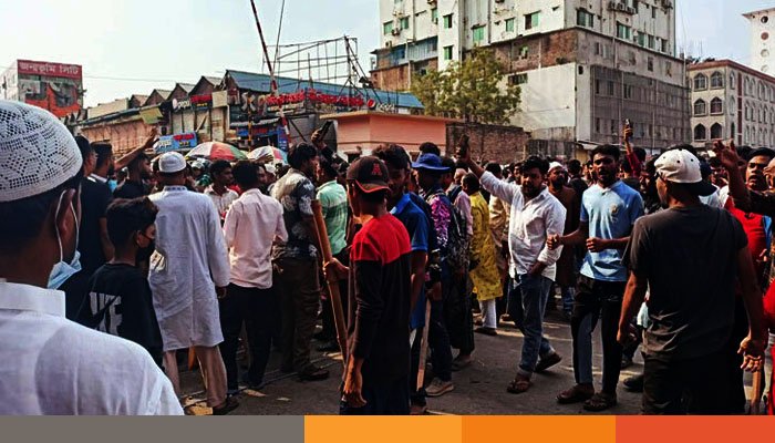 অবরোধ পুলিশ-অটোরিকশা চালক সংঘর্ষ, ট্রেন চলাচল বন্ধ