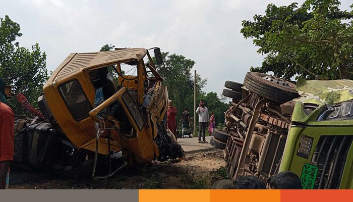কুমিল্লায় ত্রিমুখী সংঘর্ষে বাস উল্টে আহত ৩০