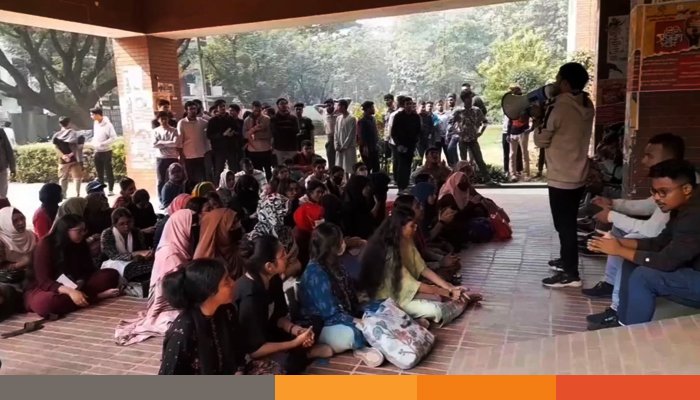 শিক্ষার্থী মৃত্যুর বিচারের দাবিতে জাবির প্রশাসনিক ভবনে তালা