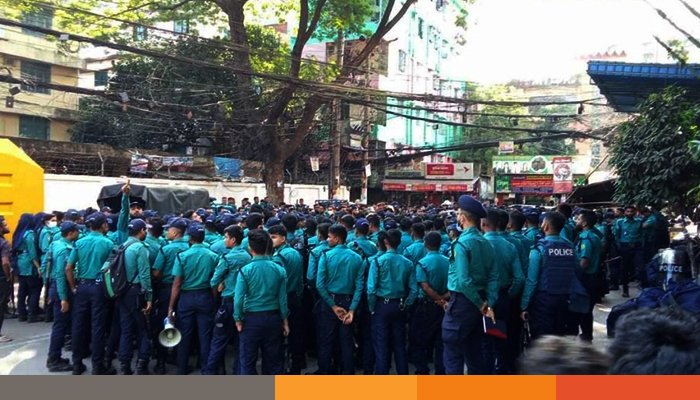 তিতুমীর কলেজে বিপুল সংখ্যক পুলিশ মোতায়েন