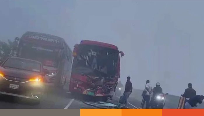 ঢাকা-মাওয়া এক্সপ্রেসওয়েতে সড়ক দুর্ঘটনায় আহত অন্তত ১৫