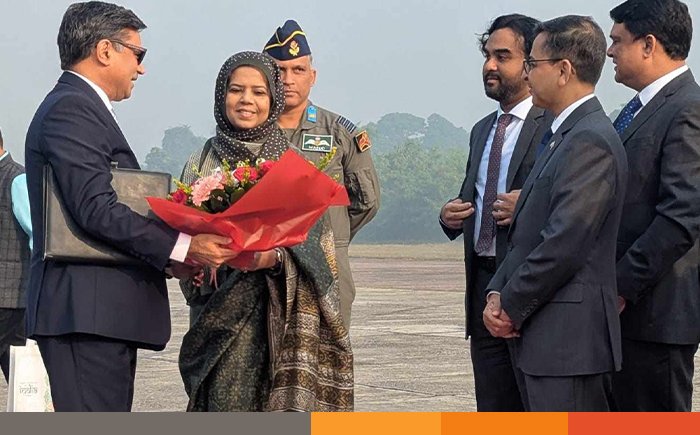 সোমবার (৯ ডিসেম্বর) সকালে ভারতীয় বিমানবাহিনীর একটি বিশেষ ফ্লাইটে ঢাকায় আসেন ভারতের পররাষ্ট্র সচিব