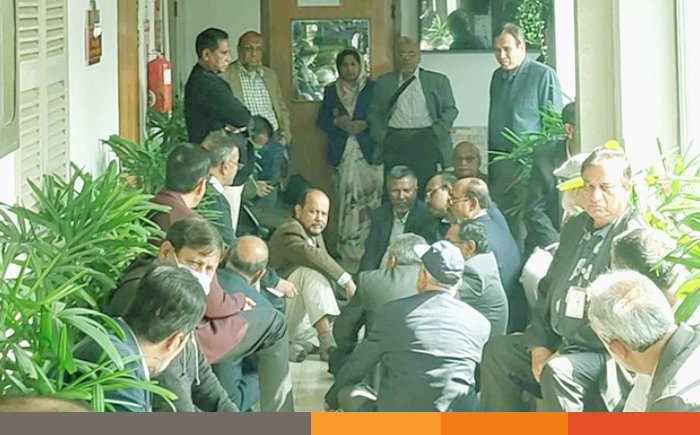 জনপ্রশাসন মন্ত্রণালয়ে কর্মকর্তা-কর্মচারীদের অবস্থান