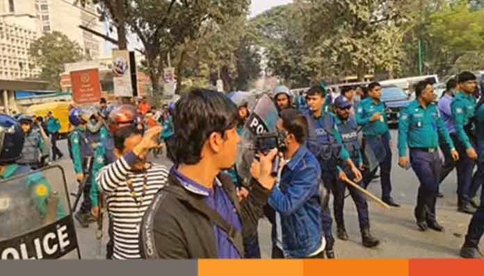 Prime-asia-students-vandalism সচিবালয় গেটে পুলিশের সঙ্গে আন্দোলনকারীদের ধাওয়া-পাল্টা ধাওয়া, ফাঁকা গুলি