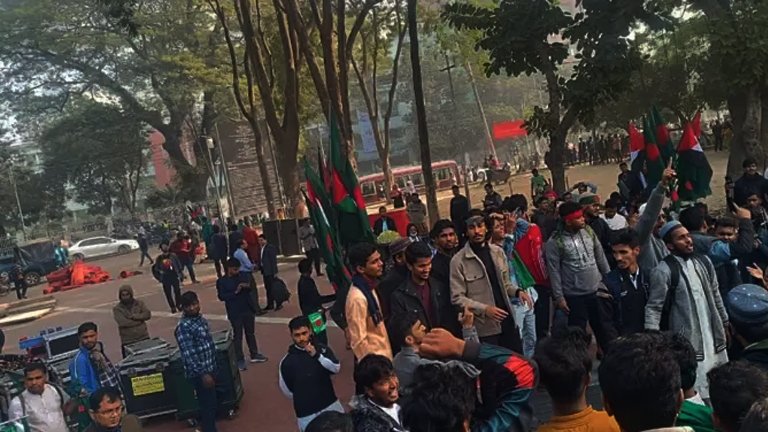 ভোর থেকেই শহীদ মিনারে জড়ো হচ্ছেন শিক্ষার্থীরা