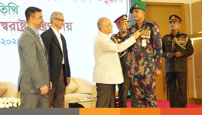 কৃতিত্বপূর্ণ কাজের জন্য পদক পেলেন ৭২ বিজিবি সদস্য