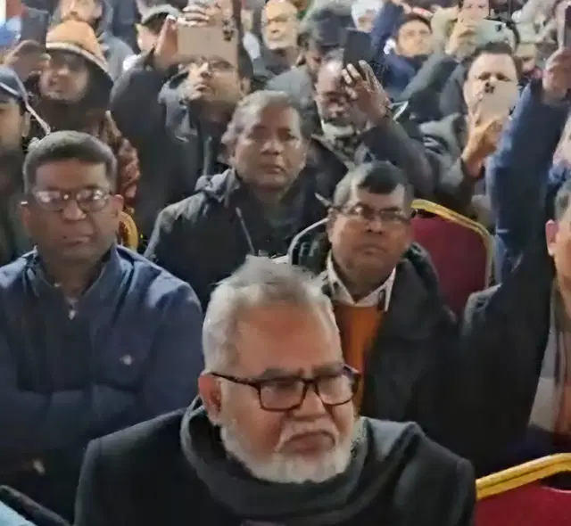 যুক্তরাজ্যের লন্ডনে শেখ হাসিনার ভার্চুয়াল সমাবেশের দর্শকসারিতে সাবেক প্রবাসীকল্যাণ ও বৈদেশিক কর্মসংস্থান প্রতিমন্ত্রী শফিকুর রহমান চৌধুরী (সারির সামনে)