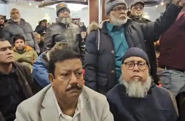 যুক্তরাজ্যের লন্ডনে শেখ হাসিনার ভার্চুয়াল সমাবেশের দর্শকসারিতে সাবেক মন্ত্রিপরিষদ সচিব কবির বিন আনোয়ার (প্রথম সারির বাঁয়ে)