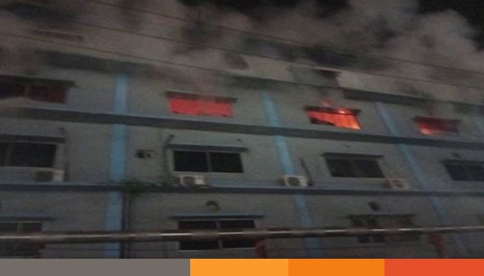 দুই ঘণ্টার চেষ্টায় চট্টগ্রামের কার্টন কারখানার আগুন নিয়ন্ত্রণে