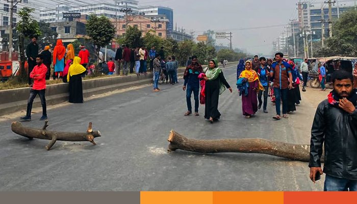 বেক্সিমকোর ১৬ কারখানা খুলে দেওয়ার দাবিতে সড়ক অবরোধ 