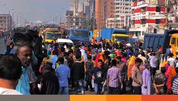 গাজীপুরে কারখানা খুলে দেওয়ার দাবিতে ঢাকা-টাঙ্গাইল মহাসড়ক অবরোধ