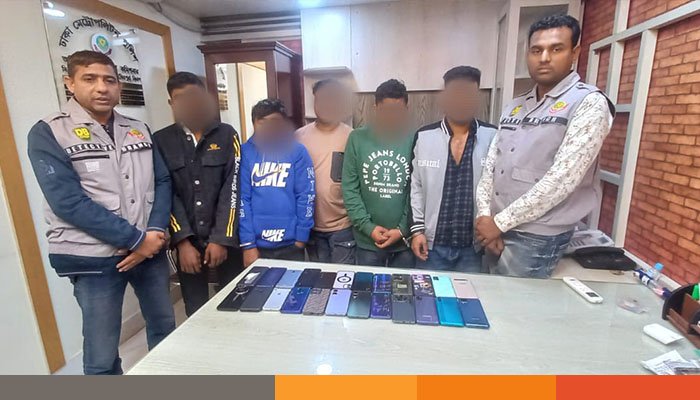 বাসে উঠে অভিনব কৌশলে মোবাইল চুরি, চক্রের পাঁচজন গ্রেপ্তার