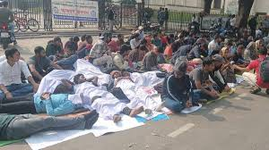 আমরণ অনশন কর্মসূচি পালন করছেন অব্যাহতি পাওয়া শিক্ষানবিশ এসআইরা 